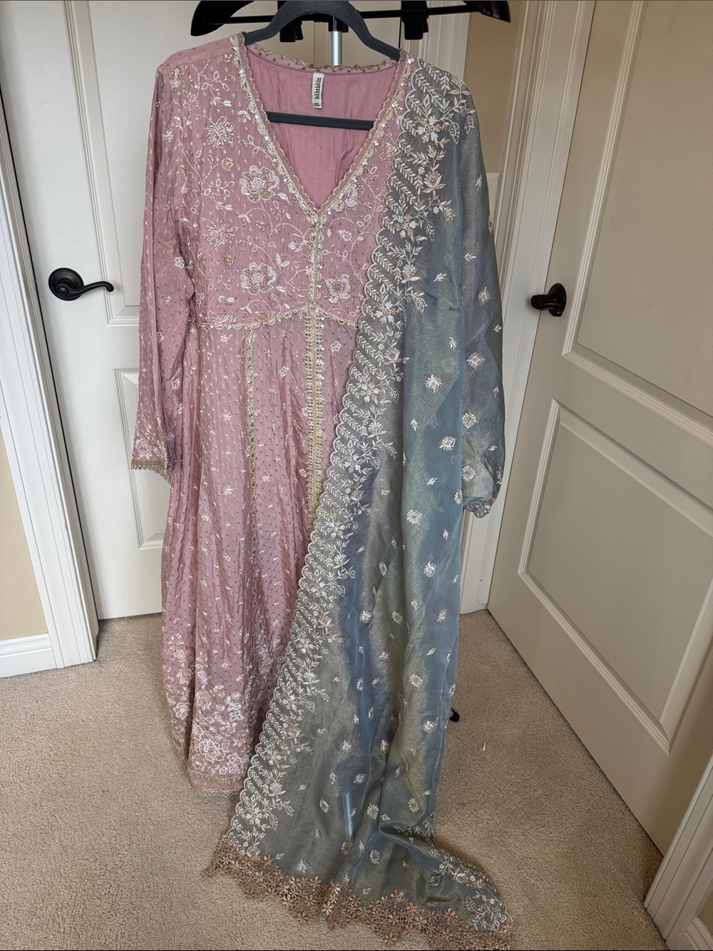 NWOT Stunning Mulmul Banarsi embroidered Kurta Set with Tissue dupatta. Bust 24